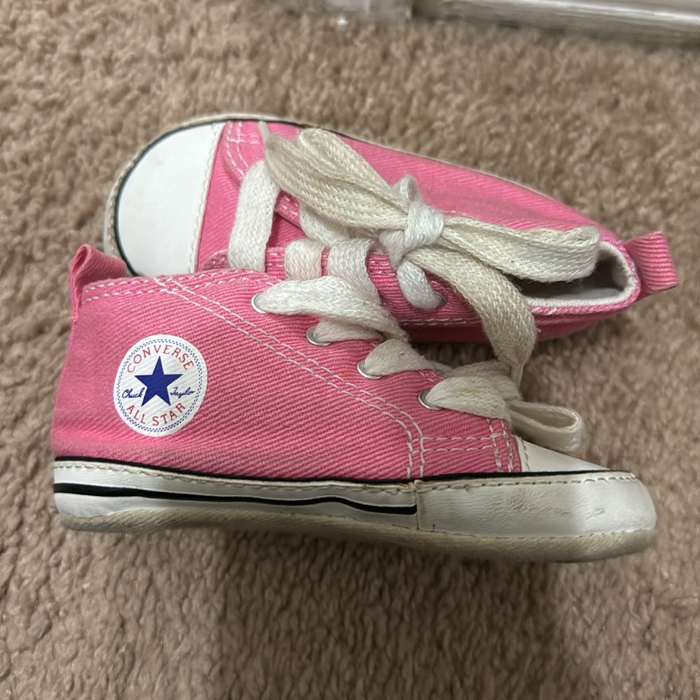 Baby girl converse shoes 💚 💜